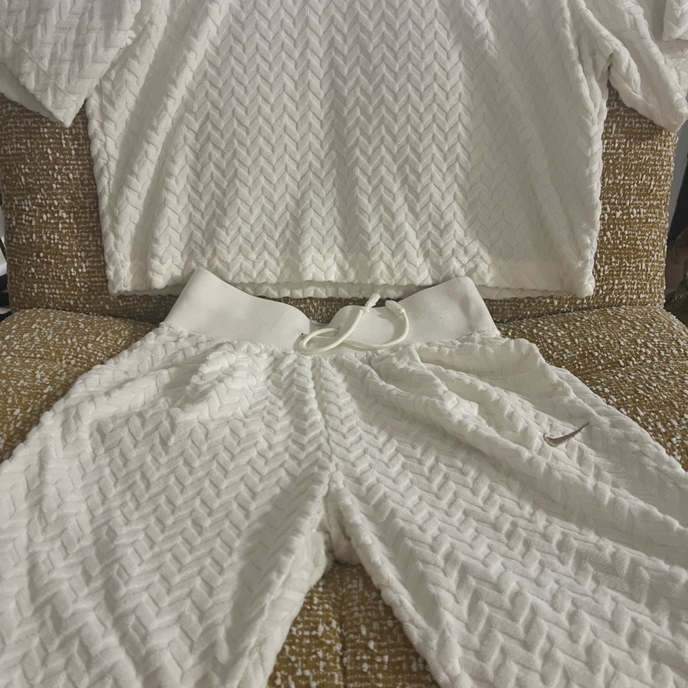 Nike off white two piece rare set. Mock tee and high waisted sweats with cuffs.
